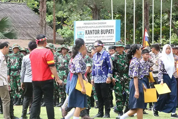Dihadiri Bupati dan Wabup, Kasiter Korem 032/WBR Tutup TMMD ke 123 1 PENUTUPAN TMMD— Kasiter Korem 032 Wirabraja Kolonel Inf Indra Padang menutup secara resmi kegiatan Tentara Manunggal Membangun Desa (TMMD Ke-123 Kodim 0319 Mentawai.
