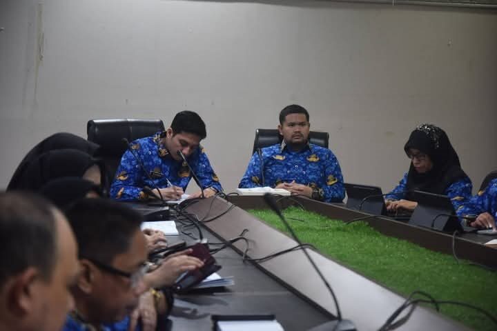 Wako dan Wawako Sawahlunto Ikut Rakor, Implementasi Pembangunan Tiga Juta Rumah 1 IKUTI—Wali Kota Sawahlunto Riyanda Putra dan Wakil Wali Kota Sawahlunto Jeffry Hibatullah mengikuti rapat koordinasi penyelenggaraan pemerintahan daerah oleh Kemendagri yang dilaksanakan secara daring, pada Senin (17/3) di Balaikota.