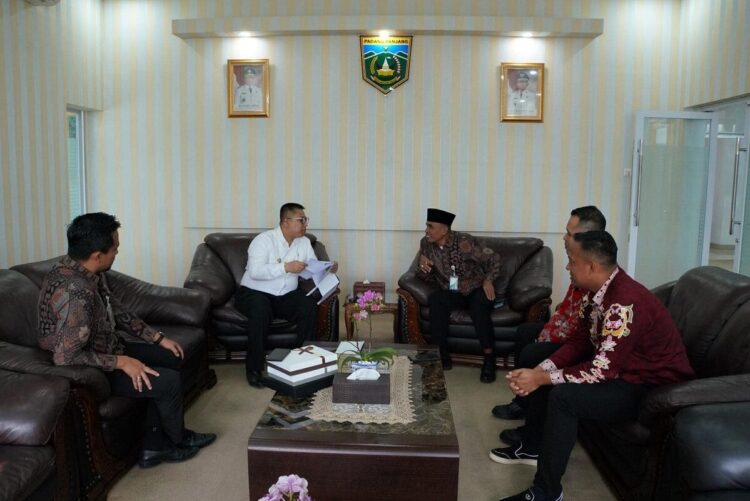 Wako Hendri Arnis, Inginkan Penerima Manfaat BPJS Ketenagakerjaan Tepat Sasaran 1 SILATURAHMI— Wali Kota Padangpanjang Hendri Arnis saat bertemu dengan Kepala Cabang BPJS Ketenagakerjaan Bukittinggi, Iddial di ruang VIP Balai Kota, Kamis (13/3).