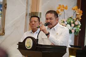 Jaksa Agung Minta Masyarakat Tak Ragu Gunakan BBM Pertamina 1 BERTEMU DIREKSI— Jaksa Agung Sanitiar Burhanuddin usai bertemu dengan jajaran direksi dan komisaris PT Pertamina di Jakarta pada Kamis (6/3)