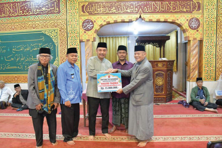 Jalin Silaturahmi, TSR II Agam Sambangi Masjid Taqwa Parik Panjang Matur 1 BERIKAN BANTUAN— TSR II Kabupaten Agam yang dipimpin Wakil Bupati Agam, Muhammad Iqbal memberikan bantuan untuk Masjid Taqwa Parik Panjang, Kecamatan Matur, Rabu (5/3).