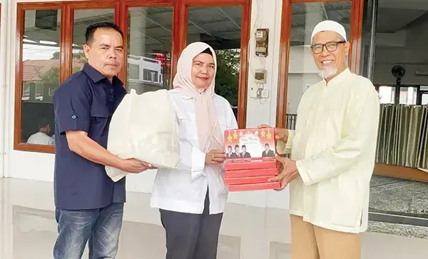 Jelang Lebaran, Andre Rosiade Bagikan Ribuan Paket Sembako dan Kain Sarung untuk Garin 1 BAGIKAN PAKET SEMBAKO— Tim dari Wakil Ketua Komisi VI DPR RI, Andre Rosiade menyalurkan ribuan paket sembako dan kain sarung kepada marbot atau garin di Kota Padang dan sejumlah Kabupaten/Kota di Sumbar.