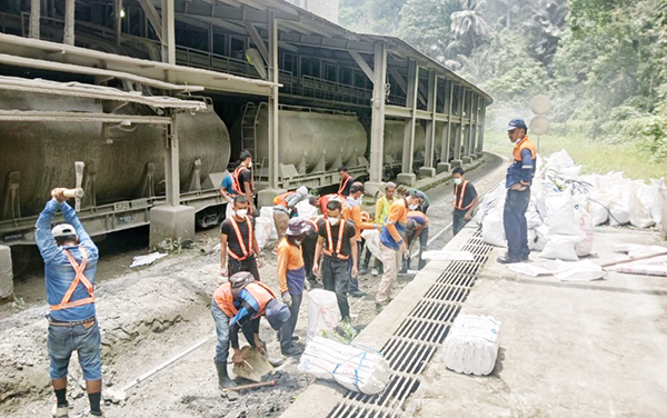 Tingkatkan Keselamatan Angkutan Barang, KAI Sumbar Bersihkan Jalur Bongkar Klinker di Teluk Bayur 1 PEMBERSIHAN JALUR BONGKAR KLINKER— PT KAI (Persero) Divre II Sumbar kegiatan pembersihan jalur bongkar (unloading) klinker di Teluk Bayur, Kota Padang. Kegiatan ini berlangsung mulai 25 Februari hingga 1 Maret.