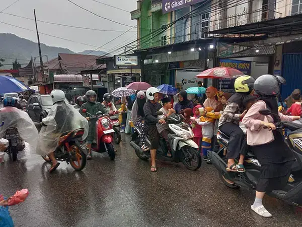 KB Baitul Rahmah Bagikan 412 Paket Takjil