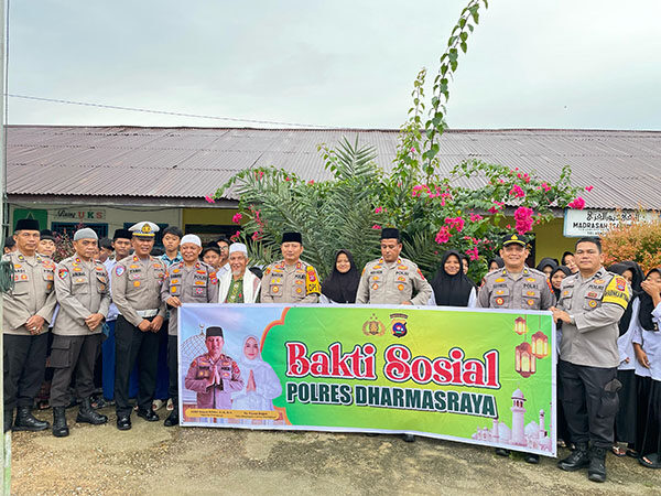 Polres Dharmasraya Berikan Bansos ke Ponpes Nurul Izzah Sungai Rumbai 1 BANTUAN SOSIAL— Kapolres AKBP Bagus Ikhwan didampingi Wakapolres Kompol, Armijon kunjungi Pondok pesantren Nurul Izzah untuk menyerahkan bantuan sosial, Minggu (16/3).