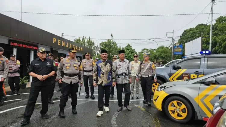 OPERASIONAL KETUPAT SINGGALANG— Bupati Limapuluh Kota  Safni saat meninjau kesiapan kendaraan aparat dalam pengamanan Operasi Ketupat Singgalang 2025” di halaman Mapolres Limapuluh Kota, Kamis (20/3).