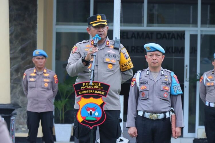 Tindak Tegas Aksi Premanisme Berkedok Ormas, Warga Diminta Jangan Takut dan Ragu Melapor 1 ARAHAN—Kapolres Payakumbuh AKBP Ricky Ricardo saat memberikan arahan aat apel gabungan.