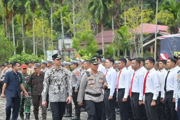 Saat Apel Operasi Ketupat 2025, Wako Sawahlunto Dampingi Kapolres Periksa Barisan Pasukan 1 PERIKSA—Kapolres Sawahlunto AKBP Purwanto Hari Subekti, Wali Kota Sawahlunto Riyanda Putra saat periksa barusan pasukan upacara.