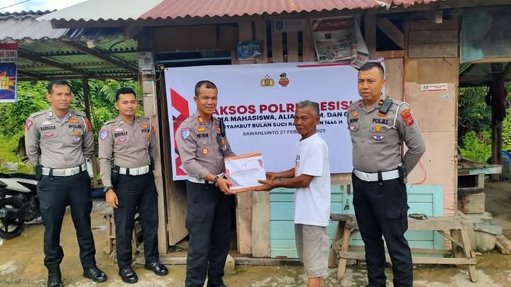 Bentuk Perhatian Polres Sawahlunto, Berikan Bantuan Sosial pada Warga yang Membutuhkan 1 SERAHKAN—Kasat Lantas AKP Feri Yuzaldi berbagai dengan baksos dengan warga Sawahlunto yang membutuhkan.