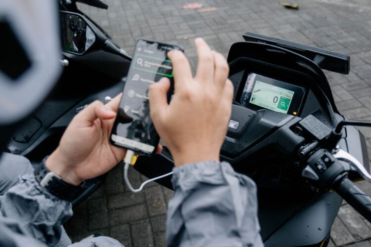 FITUR CANGGIH-Pengendara mengubungkan smartphone dengan Honda RoadSync pada New PCX 160.