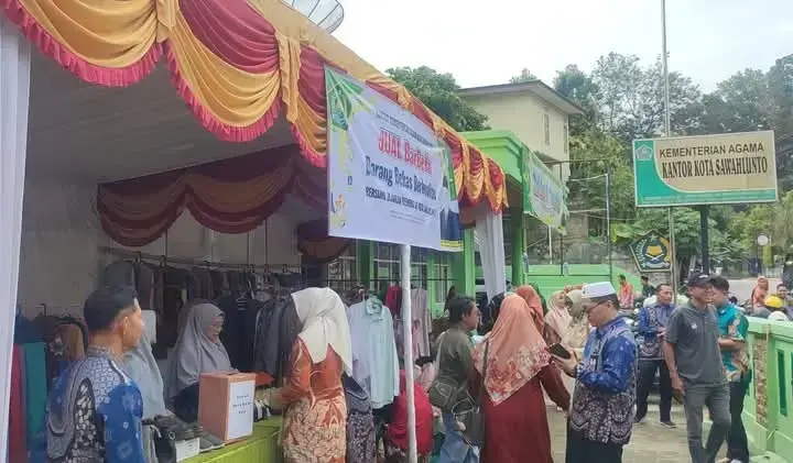 Ciptakan Ramadhan yang Menyenangkan, Kemenag Gelar Bazar Barang Bekas Berkualitas 1 DISESAKI—Bazar murah barang berkas berkualitas yang digelar Kementerian Agama Kota Sawahlunto penuh sesak pengunjung.