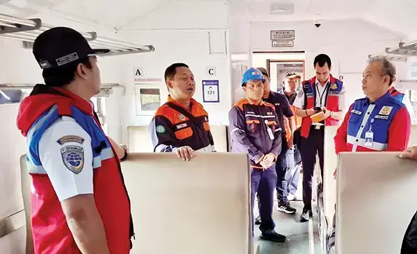 Tiba di Depo Kereta Padang, Kepala KAI Divre II Sumbar Cek Kedatangan 12 Unit Kereta Baru 1 PENGECEKAN KERETA BARU— Kepala KAI Divre II Sumatera Barat, Muh. Tri Setyawan didampingi Kepala Balai Teknik Perkeretaapian Kelas II Padang, Hendrialdi ATD MT langsung melakukan pengecekan 12 kereta yang baru datang dari Jawa ke Sumbar, Sabtu (22/3).