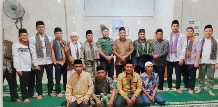 Kemenag Solsel Sambut Baik Program Rumah Tahfidz Solsel 1 SAFARI RAMADHAN— Kepala Kantor Kemenag Solok Selatan sekaligus Ketua Tim VI Safari Ramadhan Pemkab Solok Selatan Fitriyoni di Masjid Nurul Hikmah, Kampung Dalam,
Nagari Lubuk Gadang
Utara, Rabu (5/3).
