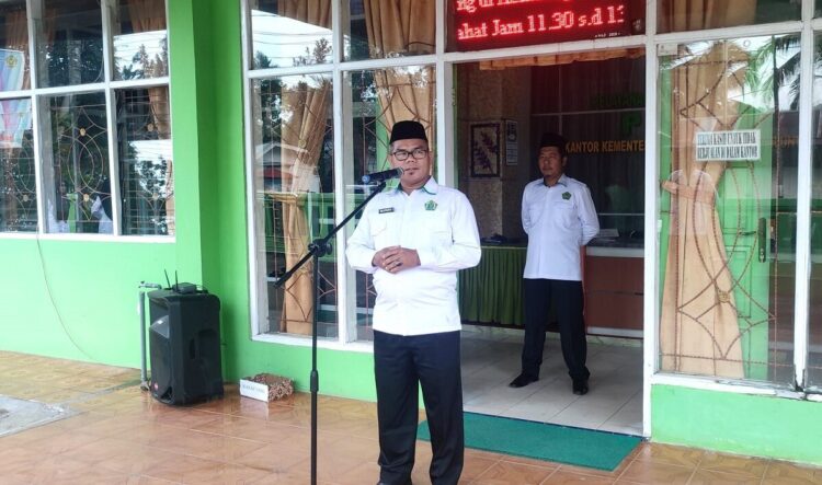 Jelang Berangkat ke Tanah Suci, JCH Diminta Pelunasan BPIH untuk Tahap Pertama 1 SANPAIKAN—Kepala kantor Kementrian Agama Kota Sawahlunto Dedi Wandra melalui Kasi Penyelengaraan Haji dan Umroh H.Mustatir, M.Pd saat sampaklan himbauan.