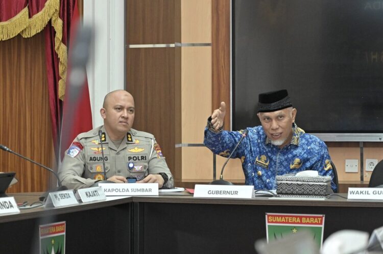 ARAHAN—Gubernur Mahyeldi berikan arahan pada Diskusi Grup Terpumpun (FGD) terkait kesiapsiagaan Sumbar dalam menghadapi Lebaran 1446 H Tahun 2025, Senin (17/3), di Istana Gubernuran.