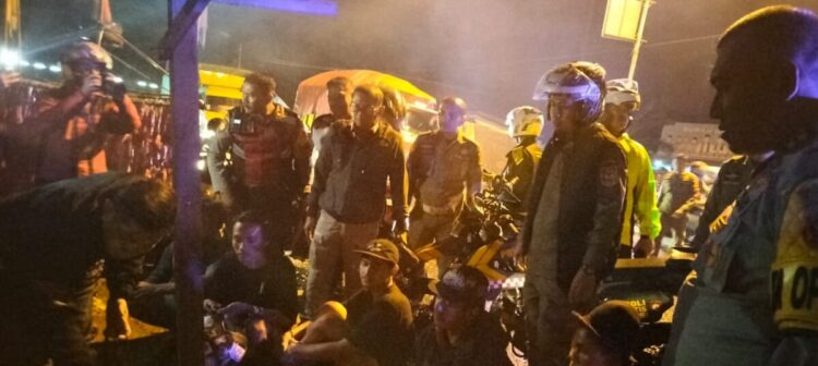 Pemko Solok Pelototi Ketertiban Umum saat Ramadhan 1446 H 1 TERTIBKAN—Petugas gabungan saat melakukan penertiban terhadapa oknum masyarakat yang diduga
dapat mengganggu ketertiban umum