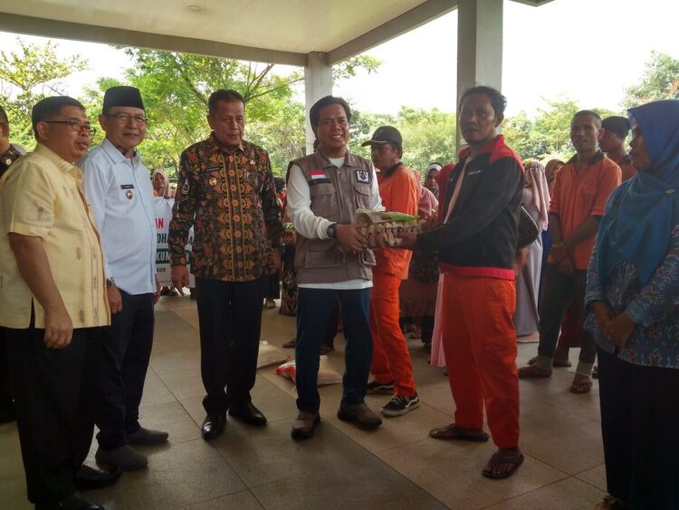 Baznas Serahkan 2.500 Paket Sembako Kepada Warga Payakumbuh 1 PAKET SEMBAKO— Ketua Baznas Payakumbuh Edi Kusmana menyerahkan paket sembako disaksikan Wali Kota dan Wakil Walikota.