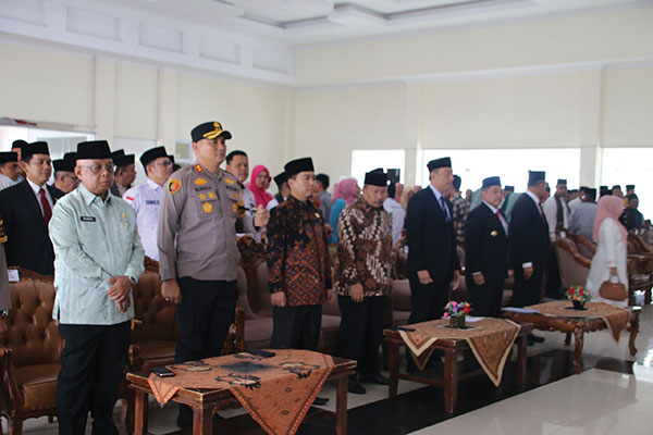 DPRD Agam Apresiasi Kepemimpinan Andri Warman, Sambut Era Baru di Tangan Benni Warlis 1 SERTIJAB— Prosesi serah terima jabatan Bupati Agam berlangsung khidmat di Balairung, Rumah Dinas Bupati Agam, Senin (3/3). Acara tersebut menandai pergantian kepemimpinan dari Bupati Agam sebelumnya, Dr. Andri Warman, MM, kepada Bupati Agam yang baru, Ir. Benni Warlis, MM.