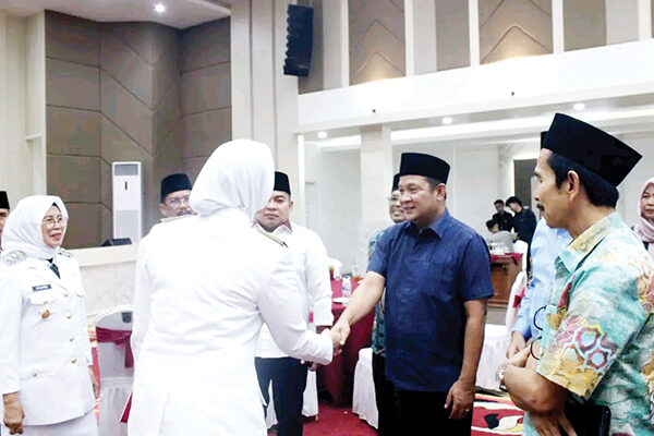 Himpun Bantuan CSR untuk Korban Banjir, Ketua DPRD Dharmasraya Apresiasi Bupati Annisa 1 BERSALAMAN— Ketua DPRD Kabupaten Dharmasraya Jemi Hendra berjabat tangan dengan Bupati Dharmasraya, Annisa Suci Ramadhani.