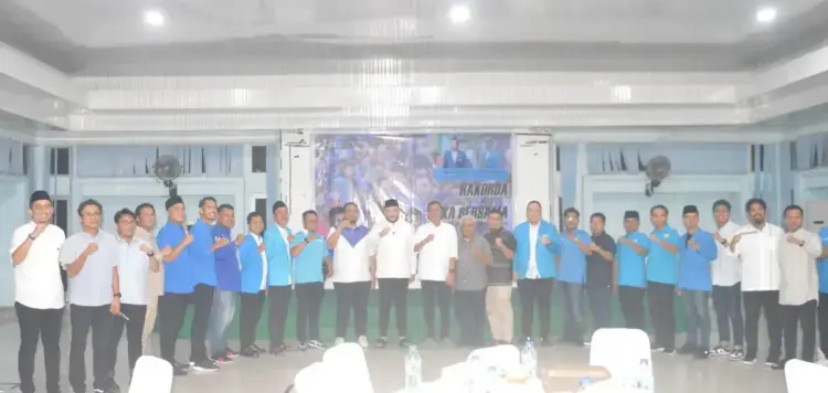 KNPI Sumbar Gelar Rakorda dan Bukber, Muhammad Najif: Ajang Silaturahmi Sesama Kader 1 BUKA BERSAMA—Ketua Komite Nasional Pemuda Indonesia (KNPI) Sumatera Barat, Nanda Satria bersama Walikota Padang,Fadly Amran dan pengurus KNPI se Sumatera Barat saat acara rakordan dan buka bersama.