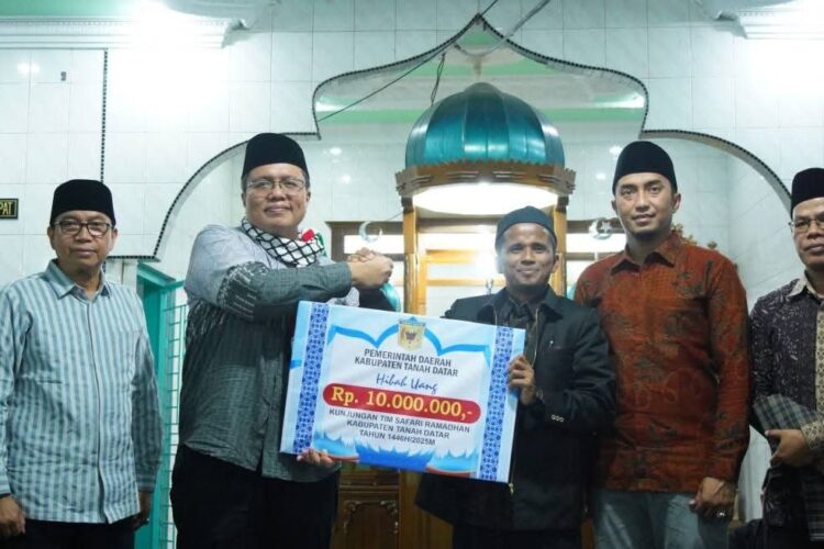 Jadi Putra Asli Daerah, Wabup Ahmad Fadly Diapresiasi Masyarakat saat Safari ke Masjid Jamik 1 SERAHKAN BANTUAN— Wabup Ahmad Fadly serahkan bantuan untuk pembangunan masjid Jamik Pasa Rabaa Nagari Panyalaian, Kecamatan X Koto, Sabtu (15/3).