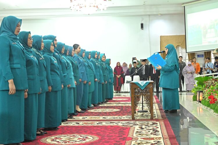 SAMBJUTAN—Ketua Tim Penggerak Pemberdayaan Kesejahteraan Keluarga (TP PKK) Provinsi Sumbar, Harneli Mahyeldi, berikan sambutan saat pelantikan kemarin.