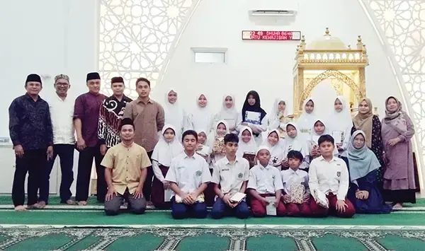 Penutupan Dihadiri Wako Fadly Amran, Kirei dan Rifana Peserta Pesantren Ramadhan Terbaik Masjid Al Habib Kompleks IP Surga 1 FOTO BERSAMA— Ketua panpel Pesantren Ramadhan Masjid Al Habib, Surau Gadang, Kecamatan Nanggalo Aljufri, guru dan para juara berbagai kegiatan serta pengurus masjid dan pengurus RT berfoto bersama saat penutupan acara Pesantren Ramadhan, Selasa (25/3) malam.