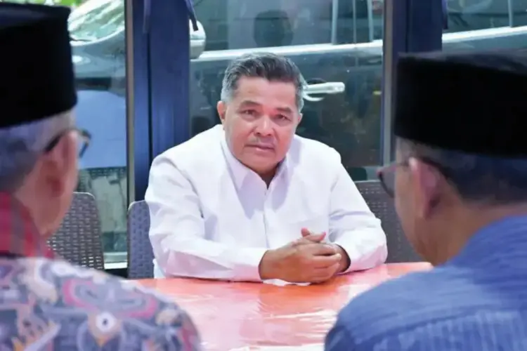 DISKUSI— Bupati Agam, Benni Warlis, bersama Kepala OPD terkait dan pemangku kepentingan dalam diskusinya di Surau Kabah, Nagari Panampuang, Kecamatan Ampek Angkek, Minggu (23/3).