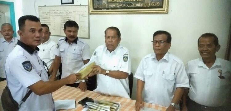 PT Pelindo Bantu 400 Paket Sembako, Pengurus Koperbam Teluk Bayur Bagikan THR 1 BAGIKAN THR— Ketua Koperbam Telukbayur Chandra didampingi Sekretaris Nursal Uce, M, SH serahkan THR secara simbolis kepada KRK, Kamis (13/3)