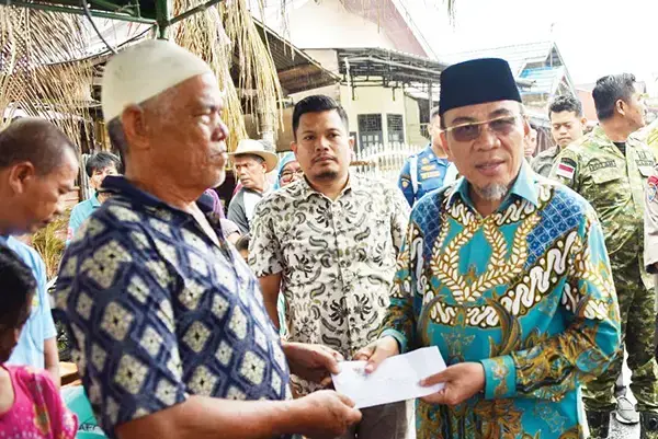Korban Kebakaran Kompleks Gery Permai Terima Bantuan Baznas 1 BANTUAN BAZNAS— Wakil Wali Kota Padang Maigus Nasir menyerahkan bantuan dari Baznas Kota Padang kepada korban kebakaran rumah yang terjadi di Komplek Gery Permai, RT 05 RW VI, Kelurahan Padang Sarai, Kecamatan Koto Tangah, Sabtu (22/3).