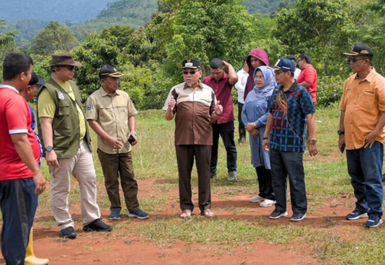 PENINJAUAN BUMI PERKEMAHAN— Wakil Wali Kota Padang Maigus Nasir meninjau Bumi Perkemahan Pramuka Batu Gadang di Kecamatan Koto Tangah, Sabtu (15/3). Langkah ini sebagai bentuk kesiapan Pemko Padang menjadi tuan rumah Raimuna daerah 2025.