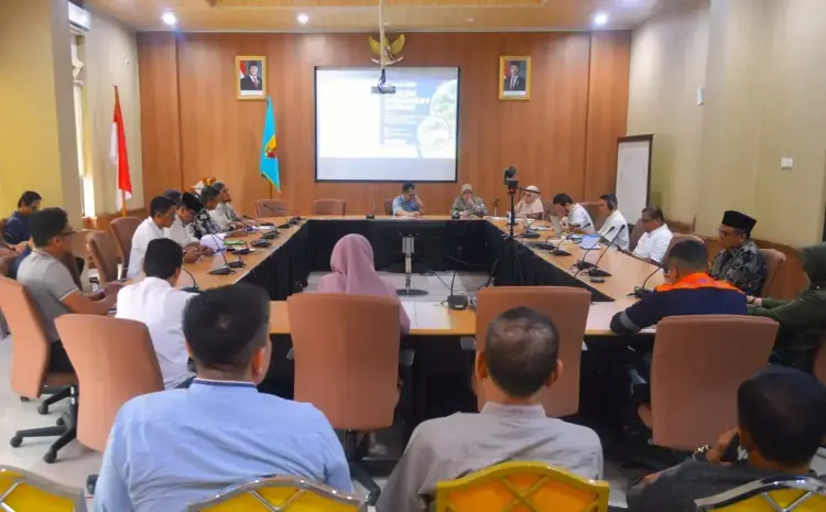 Terletak di Jalur Perlintasan, Kota Solok Miliki Daya Tarik 1 ARAHAN—Kepala Dinas Pekerjaan Umum dan Penataan Ruang Kota Solok Afrizal, berikana artahan saat kegaitan kemarin.