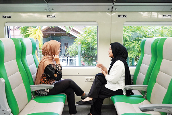 Penumpang KA Minangkabau Ekspres Kini Duduk Sesuai Nomor Tempat Duduk 1 DUDUK SESUAI NOMOR DI TIKET— Kini penumpang KA Minangkabau Ekspress bisa duduk sesuai dengan nomor tempat duduk yang tertera pada tiket atau e-ticket. Jika tempat duduknya telah ditempati orang lain, penumpang dapat langsung menegur atau menghubungi petugas untuk mendapatkan bantuan mediasi.