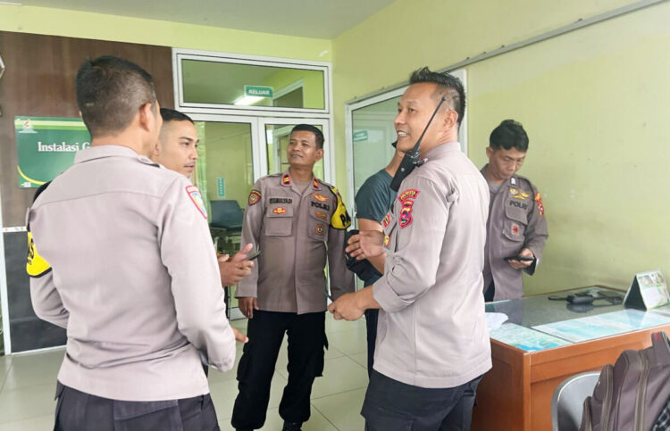 MENINGGAL— Jajaran Polsek Pauh mendatangi Rumah Sakit Unand untuk mengecek mahasiswi yang ditemukan meninggal 
di dalam kamar kosnya di di Jalan Koto Panjang, Kelurahan Limau Manis.