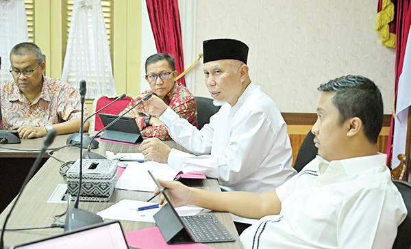Mahyeldi dan Vasko Bahas Efisiensi Anggaran Bersama TAPD Sumbar, Belanja harus Bijaksana, Efektivitas Kerja Birokrasi Tetap Utama 1 BAHAS EFISIENSI ANGGARAN— Gubernur dan Wagub Sumbar, Mahyeldi Ansharullah-Vasko Ruseimy, menggelar rapat bersama TAPD Sumbar, Sabtu (1/3), untuk membahas tindak lanjut atas kebijakan efisiensi APBD Tahun Anggaran 2025.
