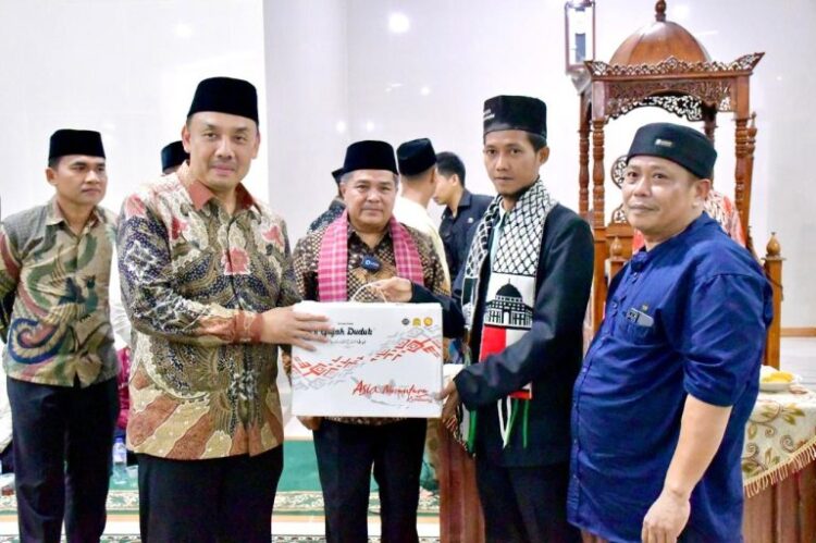 Tim Khusus Safari Ramadhan Agam Sambangi Masjid Ihsan Siguhung 1 BANTUAN— Tim khusus safari ramadhan Kabupaten Agam menyerahkan bantuan dana pembangunan masjid, dan kain sarung saat melakukan safari ke masjid Ihsan, Nagari Siguhung, Kecamatan Lubuk Basung, Senin (3/3).