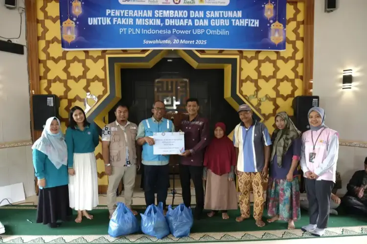 PLN Indonesia Power UBP Ombilin, Salurkan Sembako dan Zakat untuk Fakir Miskin 1 SERAHKAN—Manager PLN IP UBP Ombilin Andi Setiawan saat menyerahkan bantuan sembako serta santunan untuk kaum miskin dan dhuafa.