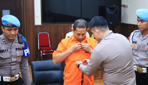 Terbukti Melecehkan dan Narkoba, Mantan Kapolres Ngada Dijatuhi Sanksi PTDH 1 SIDANG— Mantan Kapolres Ngada AKBP Fajar Widyadharma Lukman Sumaatmaja dipakaikan baju tahanan usai mengikuti sidang Komisi Kode Etik Polri (KKEP).