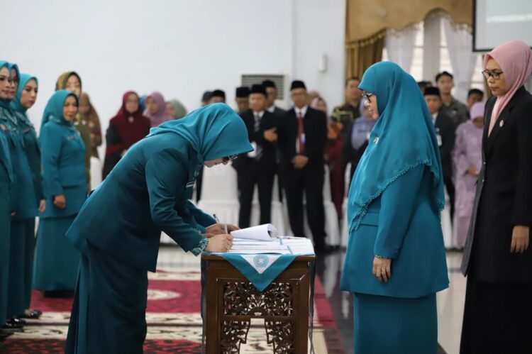 Dilantik Ketua TP-PKK Provinsi, Maria Hendri Arnis Resmi jadi Ketua TP-PKK Padang Panjang 1 PELANTIKAN—Ketua TP-PKK Sumbar Harneli Mahyeldi, secara resmi melantik dan mengukuhkan Maria Feronika Hendri Arnis sebagai Ketua TP PKK sekaligus Ketua Tim Pembina Posyandu Kota Padang Panjang di Auditorium Gubernuran Sumbar, Kamis (6/3).