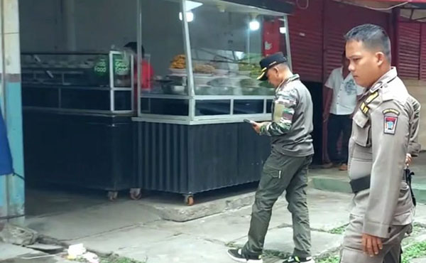 BUKA DI SIANG HARI RAMADHAN— Petugas Satpol PP mendatangi dan memberi teguran kepada pemilik rumah makan yang masih nekat buka di siang hari.