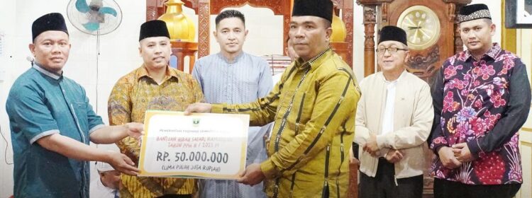 SERAHKAN BANTUAN— Tim Safari Ramadan (TSR) Sumatera Barat bersama Kejaksaan Tinggi (Kejati) Sumatera Barat didampingi Wali Kota Padang Panjang, Hendri Arnis, Wakil Wali Kota, Allex Saputra, serahkan hibah untuk Masjid  Nurul Hidayah, Koto Panjang, Kecamatan Padang Panjang.