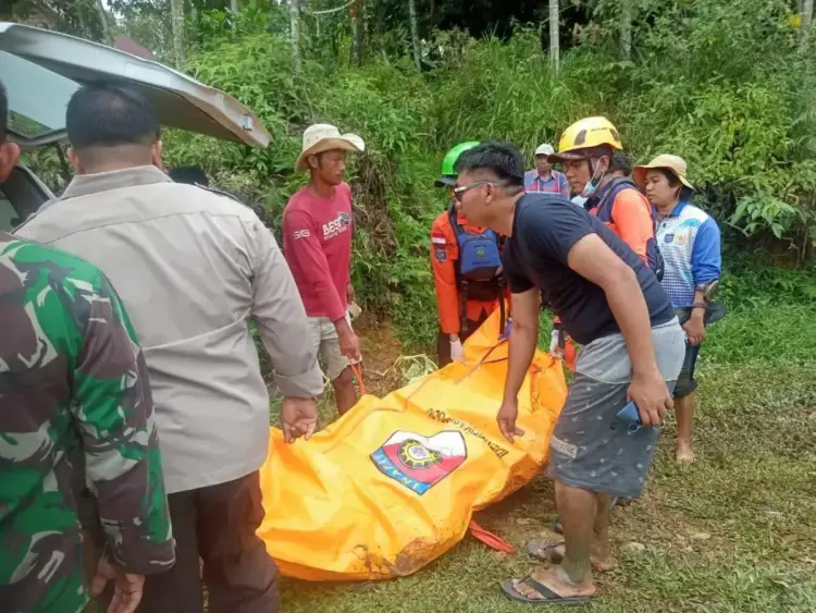 Mayat Mr X Mengambang di Batang Sinamar, Dompetnya Berisi Foto, Katru Brizzi dan Uang Rp 5 Ribu, Jasadnya Mulai Membusuk, Diduga Tiga Hari Hanyut 1 MAYAT— Tim SAR gabungan mengevakuasi mayat yang ditemukan mengambang di aliran Sungai Batang Sinamar, Kabupaten Limapuluh Kota.