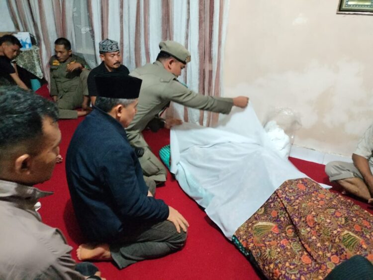 Satpol PP Sumbar Berduka, Rahmad Jonnadri Meninggal Terlindas Mobil 1 MELAYAT— Kepala Satpol PP Sumbar, Irwan melayat ke rumah duka usai salah satu anggotanya yang meninggal dunia kecelakaan di Jalan Umum Syech Burhanuddin, Kota Pariaman.