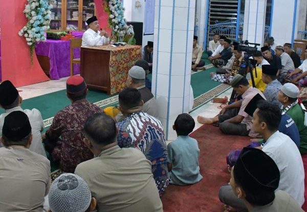 Membangkitkan Relawan Muda dari Surau Melalui Program “Bangkit dari Surau” 1 TAUSIAH— Bupati Agam, Benni Warlis, saat memimpin salat Subuh berjemaah dan memberikan tausiah di Masjid Baiturrahman, Titisan Tunggang, Nagari Sungai Jaring, Kecamatan Lubuk Basung, Senin (17/3) pagi.