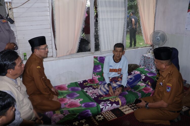 Membangun Jembatan Hati, Wako Kunjungi Tiga Warga Latina 1 KUNJUNGI— Wali Kota Payakumbuh dr.Zulmaeta turun langsung menyerahkan bantuan kepada tiga warga Kecamatan Lamposi Tigo Nagori (Latina) yang tengah berjuang melawan penyakit.