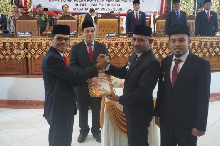 SERTIJAB—Mantan Bupati Lima Puluh Kota Safaruddin saat serah terima jabatan (sertijab) dengan Bupati Terpilih Safni-Rito, di gedung DPRD Limapuluh Kota.