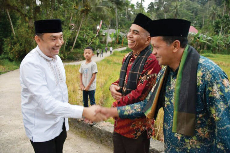 SAMBUT— Wali Nagari Ampek Koto Palembayan, Ronny Akmal, menyambut tim safari ramadhan yang dipimpin Wabup Muhammad Iqbal di Masjid Ubudiyah, Selasa (11/3).