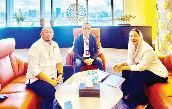 Minta Bangun BTS, Andre Rosiade Dampingi Bupati Dharmasraya Temui Dirut Telkomsel 1 TEMUI DIRUT TELKOMSEL— Wakil Ketua Komisi VI DPR RI Andre Rosiade memfasilitasi Bupati Dharmasraya Annisa Suci Ramadhani untuk melangsungkan pertemuan dengan Direktur Utama (Dirut) Telkomsel Nugroho, untuk membahas pembangunan BTS di dharmasraya, Jumat (14/3).