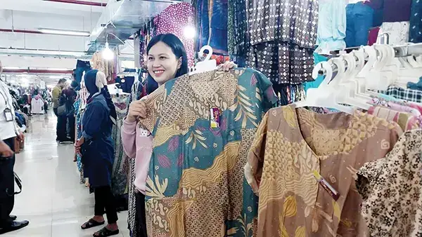 Warga Diajak Berbelanja Kebutuhan Lebaran di Fase VII, Kualitas Barang Tidak Kalah dengan Toko 1 KEBUTUHAN LEBARAN— Semakin dekat Hari Raya Idul Fitri 1446 Hijriah, aktivitas jual beli di Fase VII Pasar Raya Padang makin menggeliat. Pemko Padang mengajak warga kota untuk ramai-ramai berbelanja kebutuhan lebaran di Fase VII.