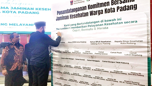 27 Rumah Sakit Siap Layani Pasien, Mulai 5 Maret, BPJS Gratis Cukup dengan KTP Padang 1 PENANDATANGAN KOMITMEN— Wako Padang Fadly Amran melakukan acara penandatanganan komitmen bersama BPJS-Pemko Padang dengan 27 rumah sakit yang ada di Kota Padang, di Bagindo Aziz Chan, Senin (3/3).